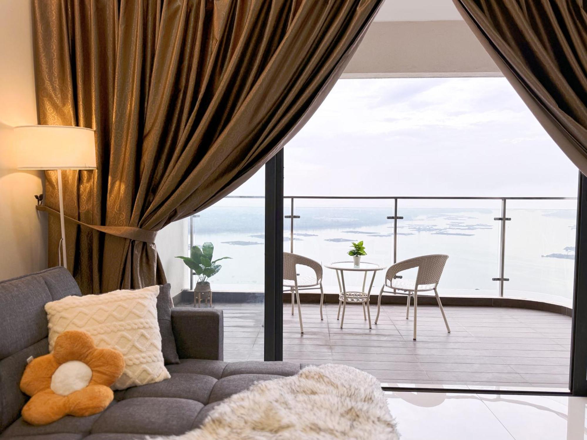 Muji Full Seaview Royal With 2carparks Foc Netflix Access And Youtube Premium 3beds 3bath For 6-12pax By Minshuku