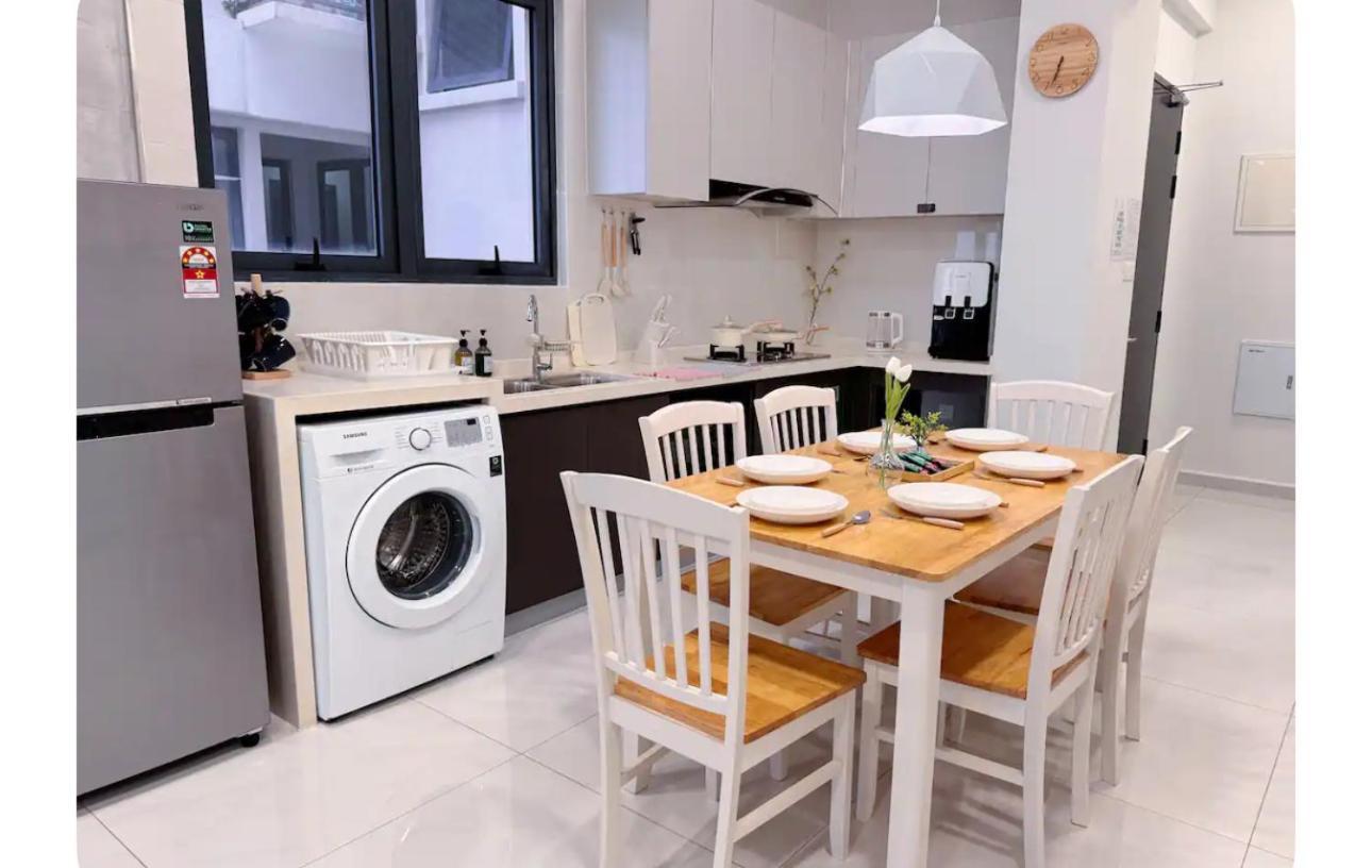 Muji Full Seaview Royal With 2carparks Foc Netflix Access And Youtube Premium 3beds 3bath For 6-12pax By Minshuku