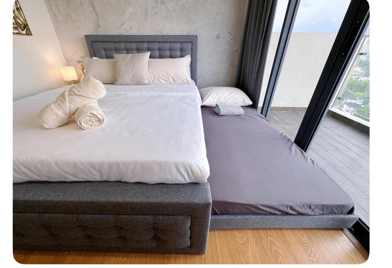 Apartment Muji Full Seaview Royal With 2carparks Foc Netflix Access And Youtube Premium 3beds 3bath For 6-12pax By Minshuku Johor Bahru
