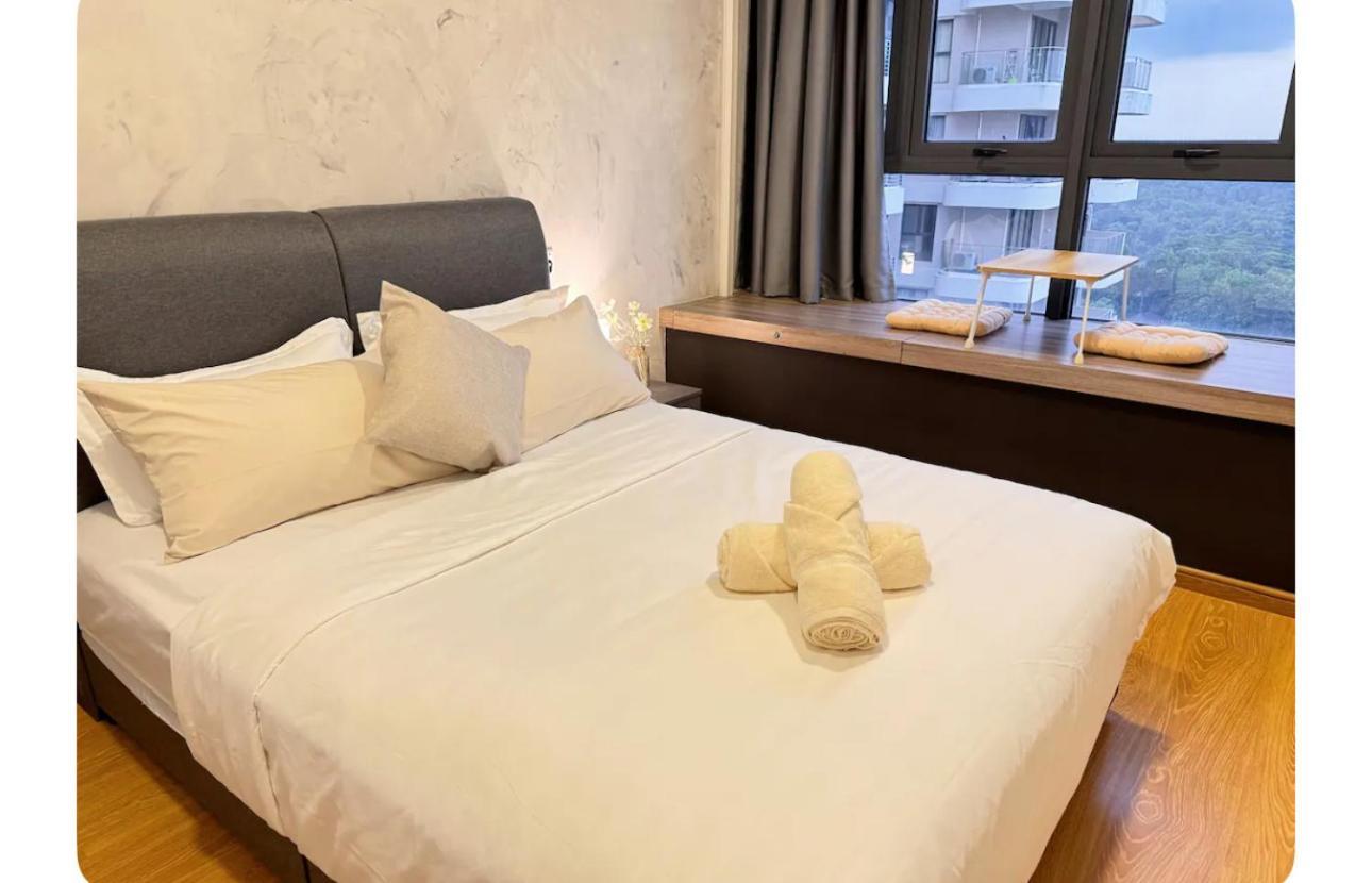 Muji Full Seaview Royal With 2carparks Foc Netflix Access And Youtube Premium 3beds 3bath For 6-12pax By Minshuku * Johor Bahru