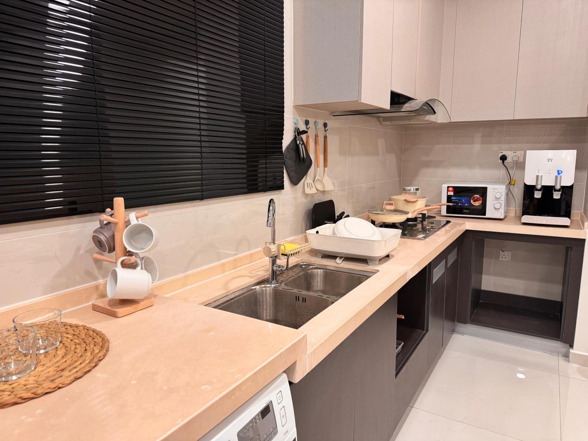 Muji Full Seaview Royal With 2carparks Foc Netflix Access And Youtube Premium 3beds 3bath For 6-12pax By Minshuku Apartment Johor Bahru
