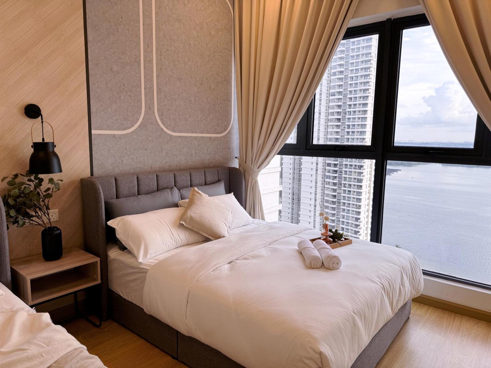 Apartment Muji Full Seaview Royal With 2carparks Foc Netflix Access And Youtube Premium 3beds 3bath For 6-12pax By Minshuku Johor Bahru