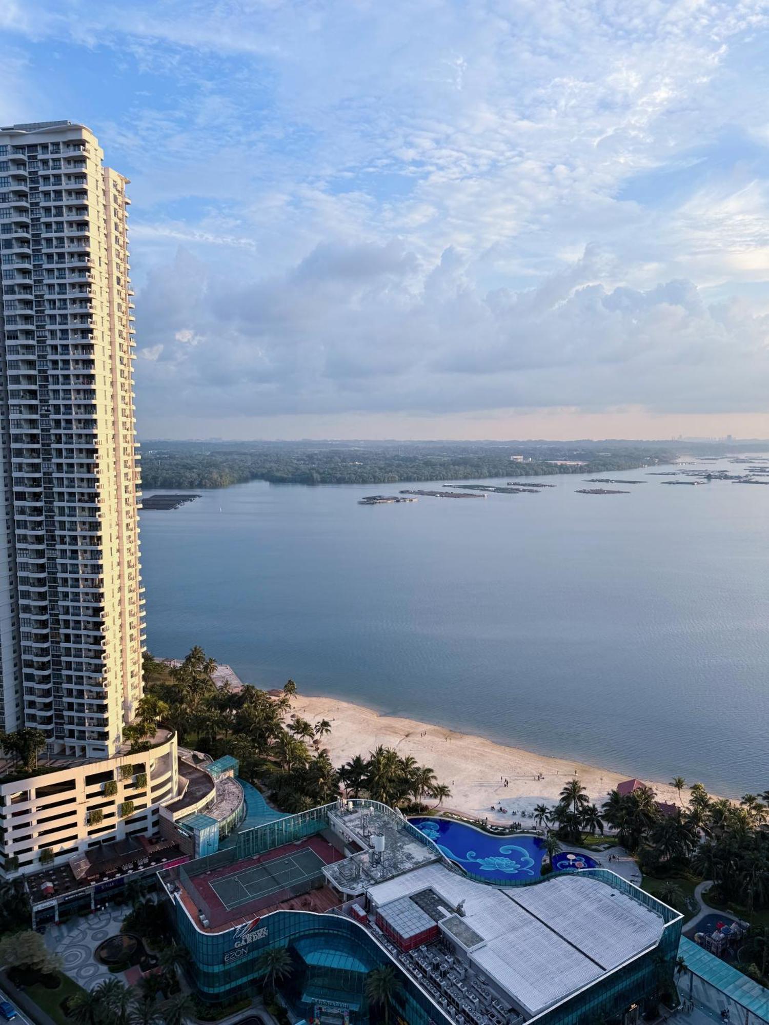Muji Full Seaview Royal With 2carparks Foc Netflix Access And Youtube Premium 3beds 3bath For 6-12pax By Minshuku *