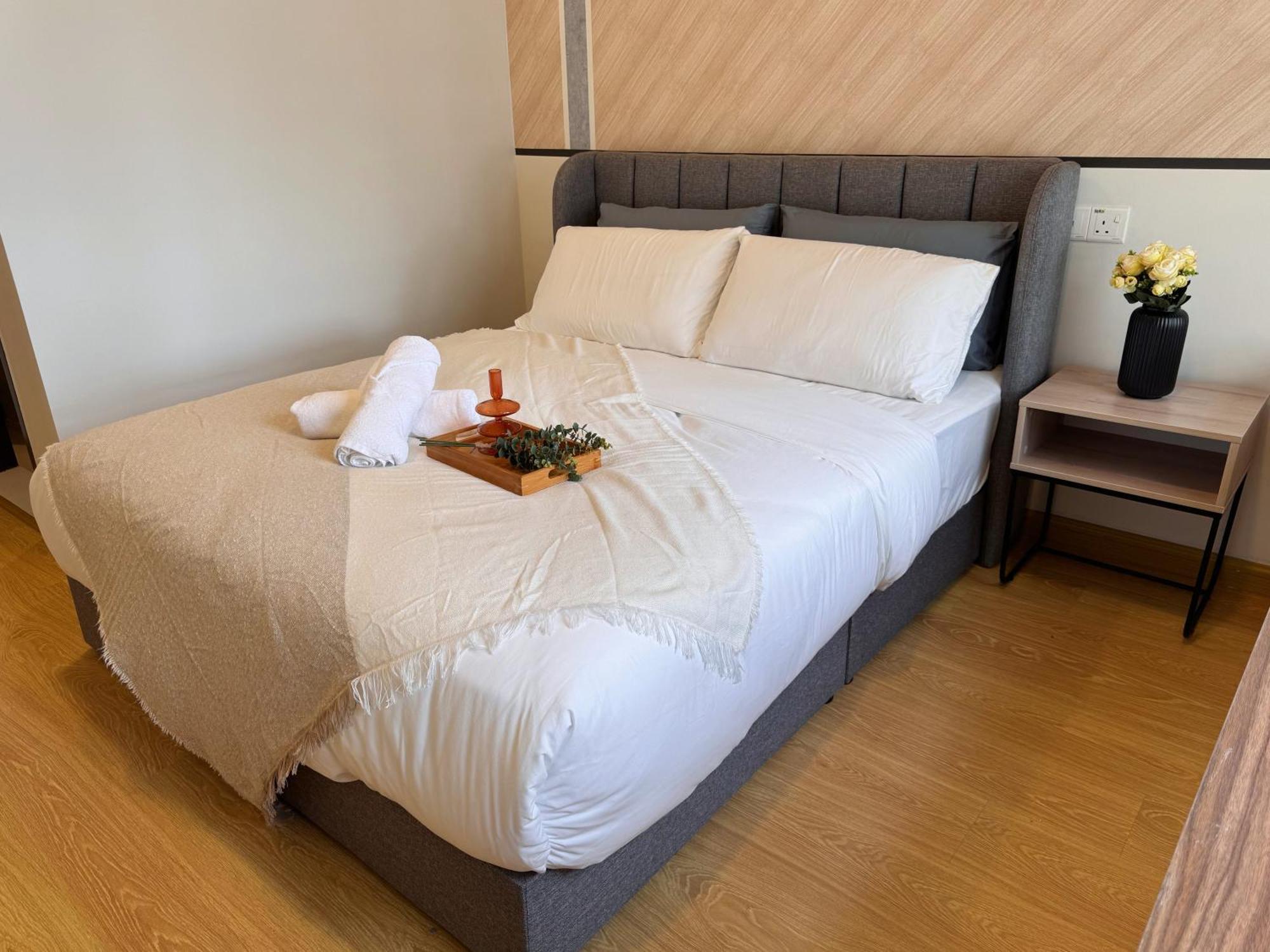 Muji Full Seaview Royal With 2carparks Foc Netflix Access And Youtube Premium 3beds 3bath For 6-12pax By Minshuku Johor Bahru
