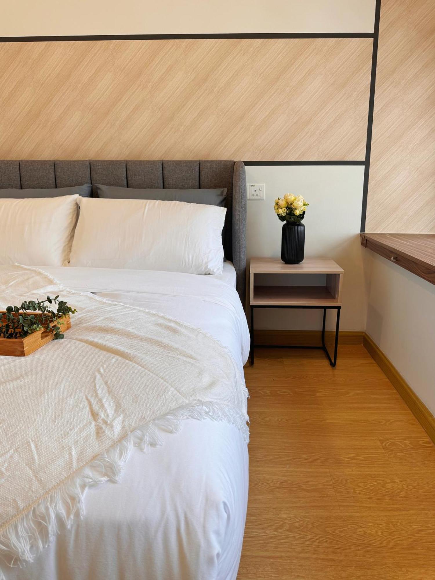 Muji Full Seaview Royal With 2carparks Foc Netflix Access And Youtube Premium 3beds 3bath For 6-12pax By Minshuku