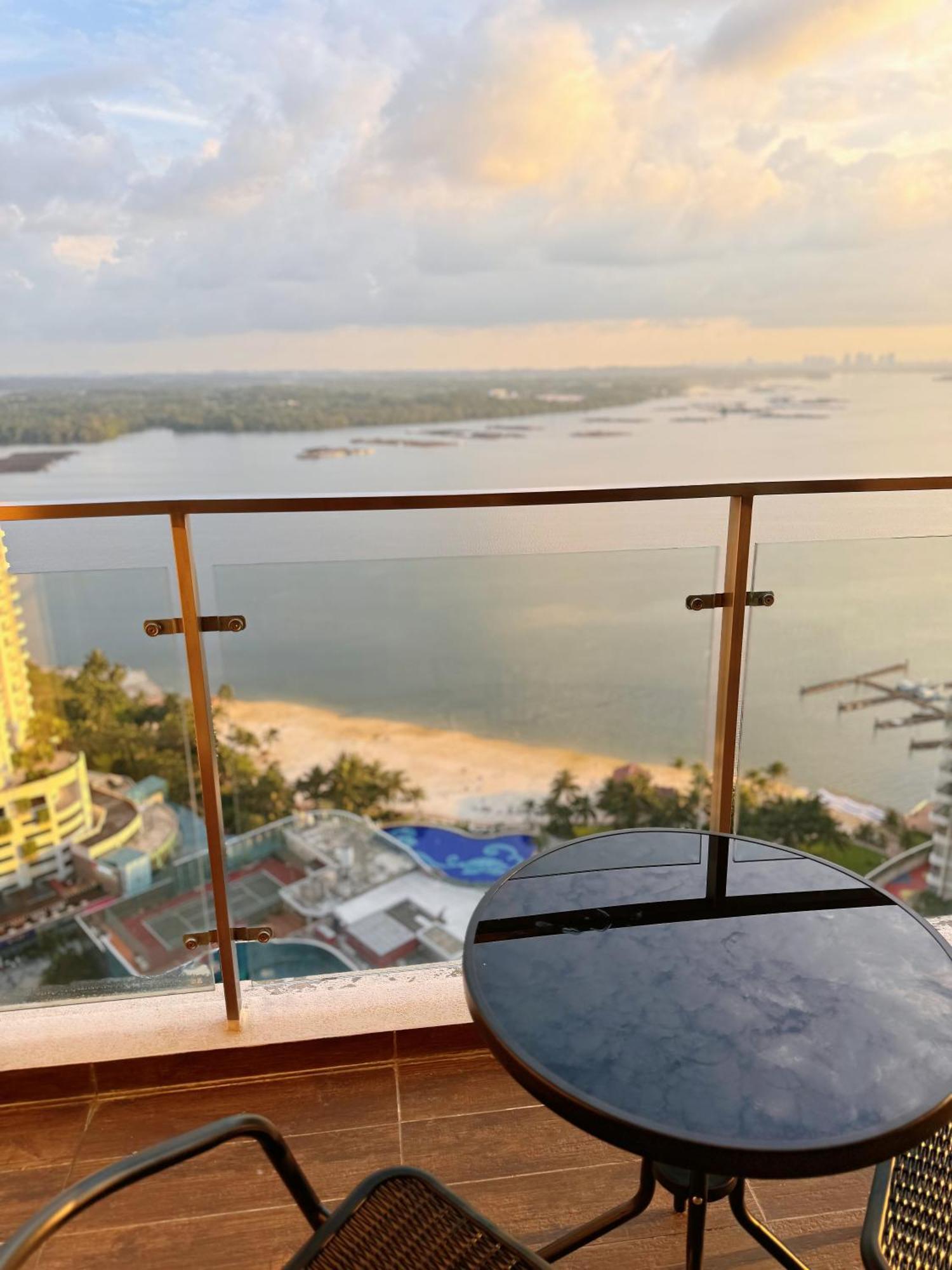 Muji Full Seaview Royal With 2carparks Foc Netflix Access And Youtube Premium 3beds 3bath For 6-12pax By Minshuku Apartment Johor Bahru