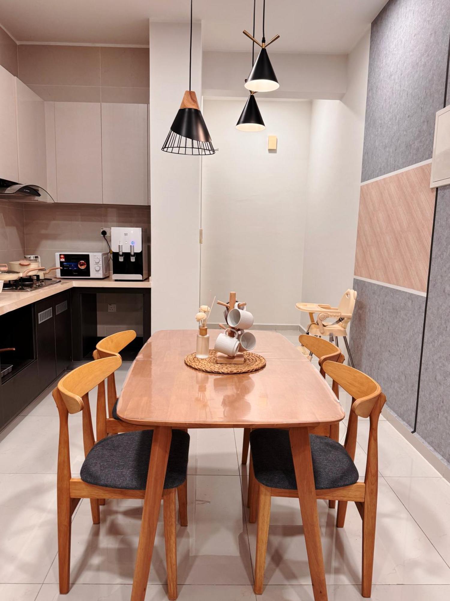 Muji Full Seaview Royal With 2carparks Foc Netflix Access And Youtube Premium 3beds 3bath For 6-12pax By Minshuku * Johor Bahru