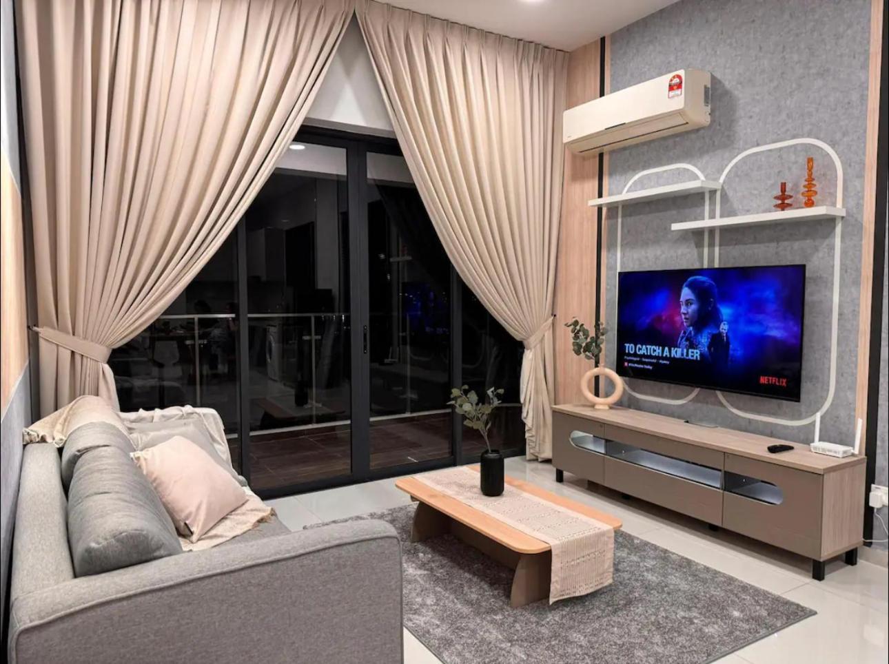 Apartment Muji Full Seaview Royal With 2carparks Foc Netflix Access And Youtube Premium 3beds 3bath For 6-12pax By Minshuku Johor Bahru