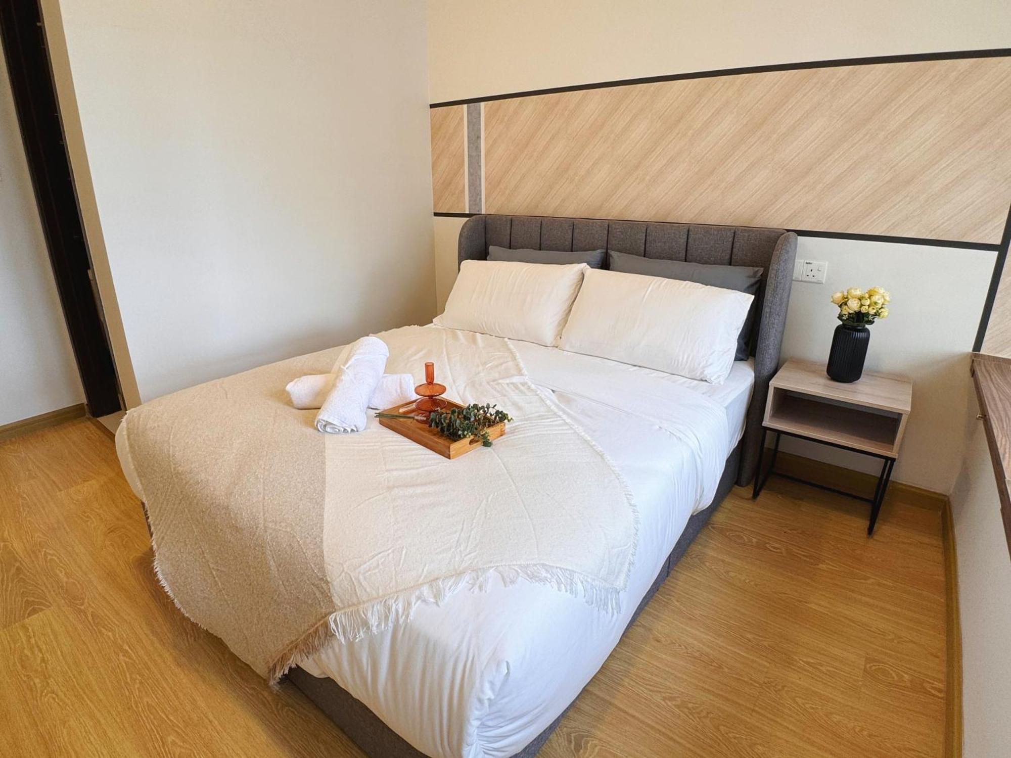 Muji Full Seaview Royal With 2carparks Foc Netflix Access And Youtube Premium 3beds 3bath For 6-12pax By Minshuku