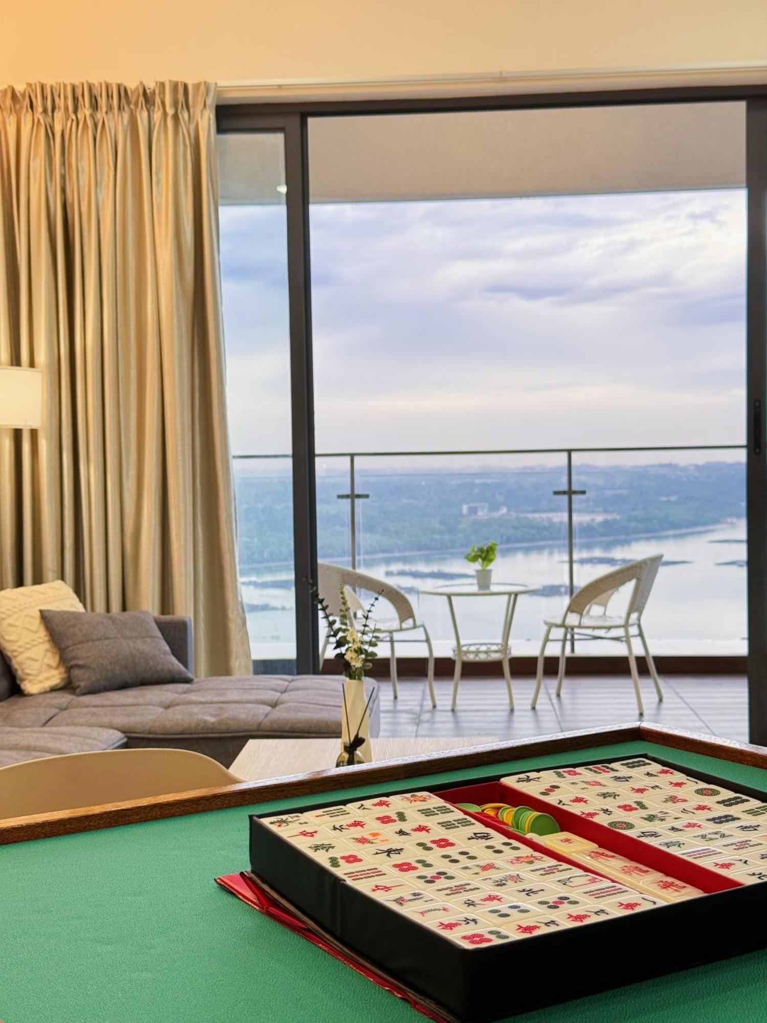 Apartment Muji Full Seaview Royal With 2carparks Foc Netflix Access And Youtube Premium 3beds 3bath For 6-12pax By Minshuku Johor Bahru