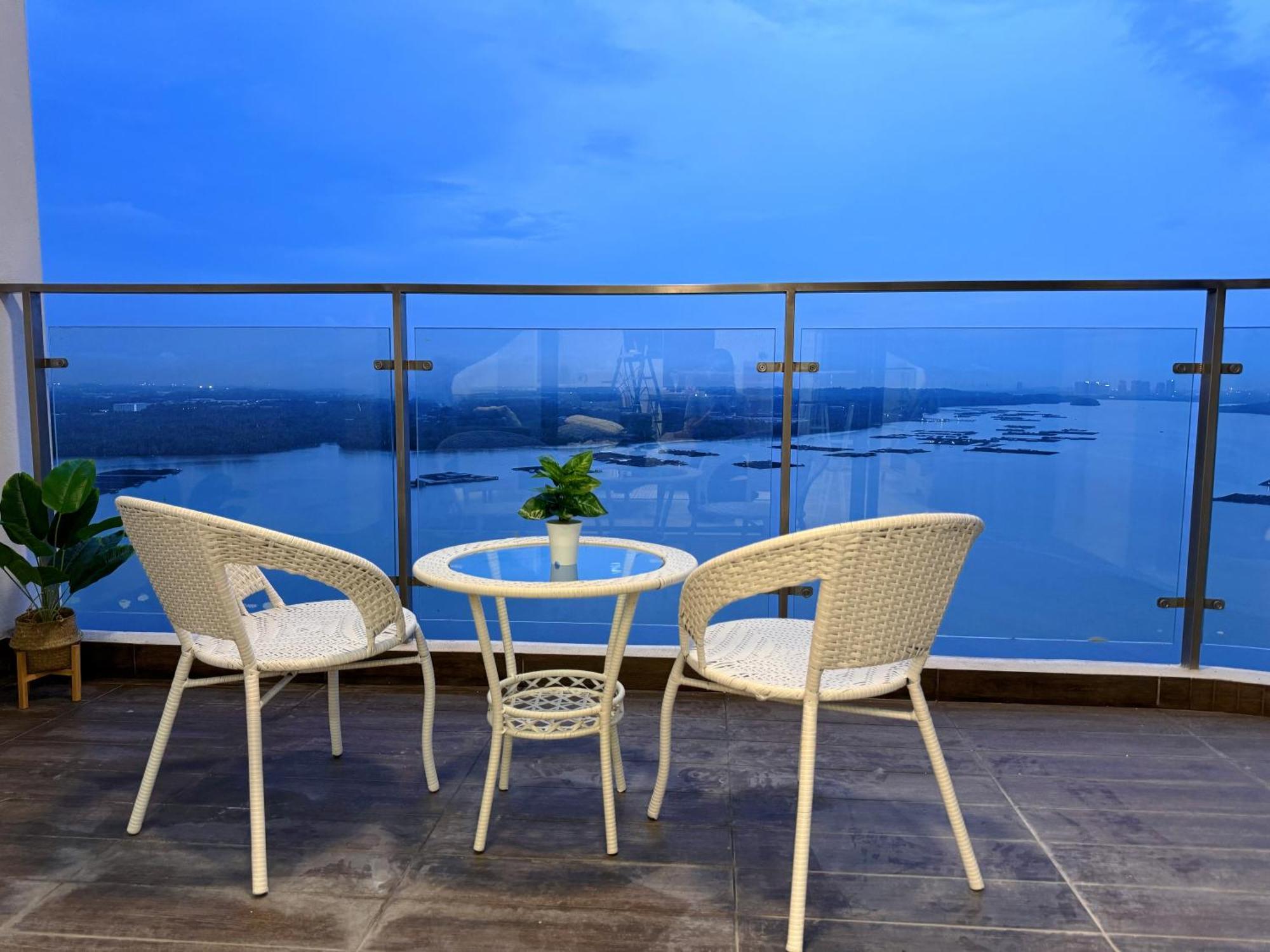 Muji Full Seaview Royal With 2carparks Foc Netflix Access And Youtube Premium 3beds 3bath For 6-12pax By Minshuku Johor Bahru