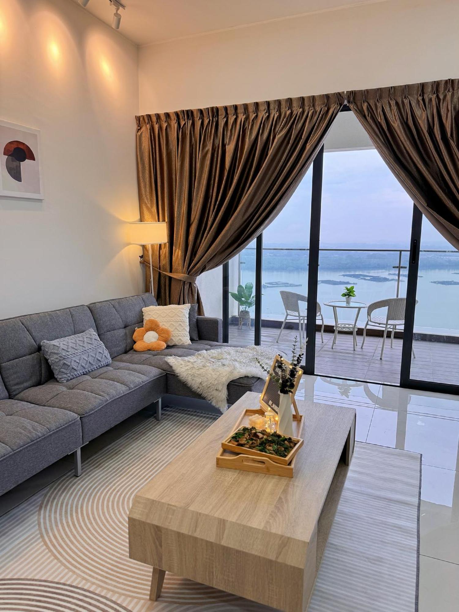 Muji Full Seaview Royal With 2carparks Foc Netflix Access And Youtube Premium 3beds 3bath For 6-12pax By Minshuku * Johor Bahru