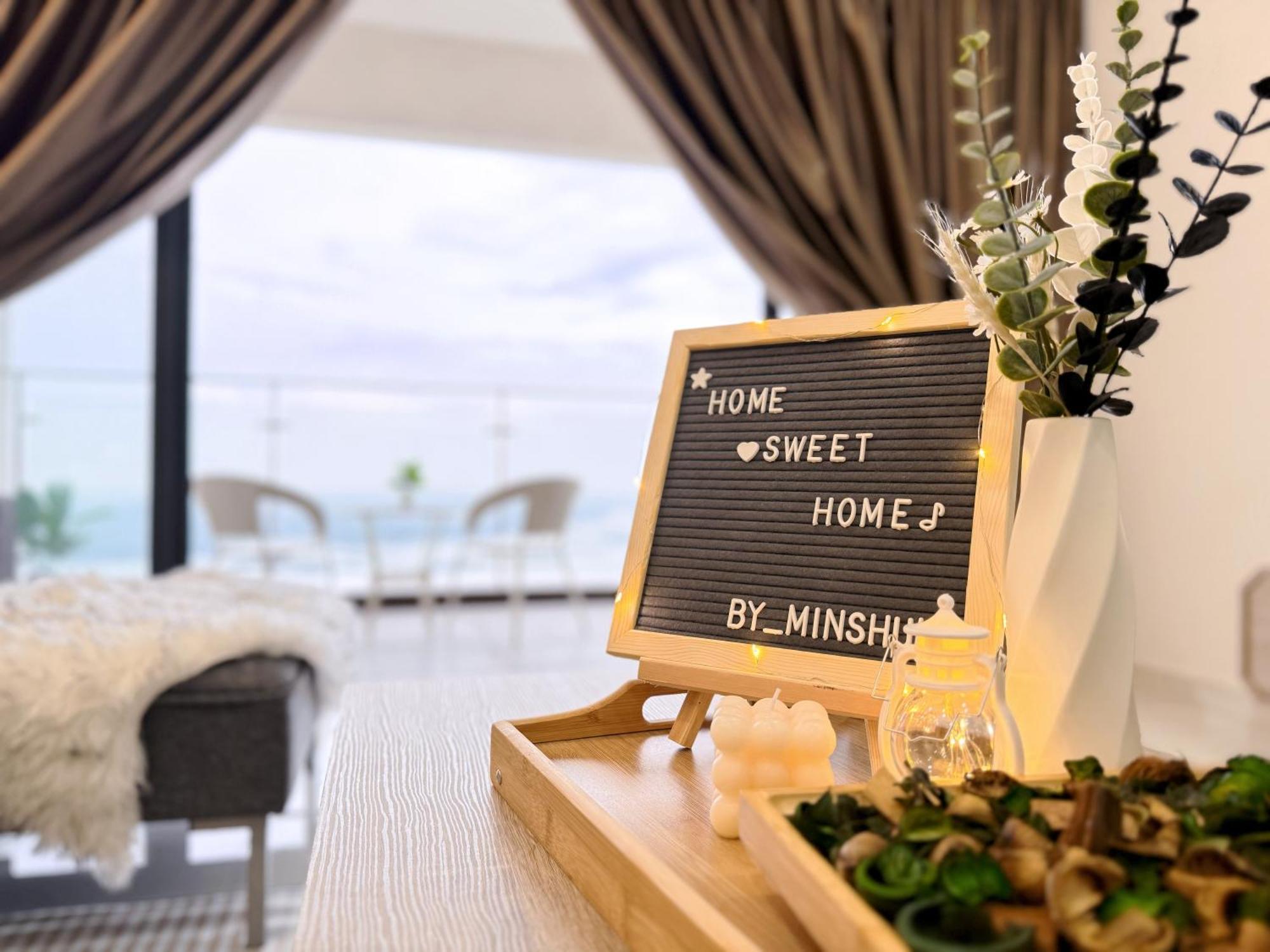 Muji Full Seaview Royal With 2carparks Foc Netflix Access And Youtube Premium 3beds 3bath For 6-12pax By Minshuku Apartment *