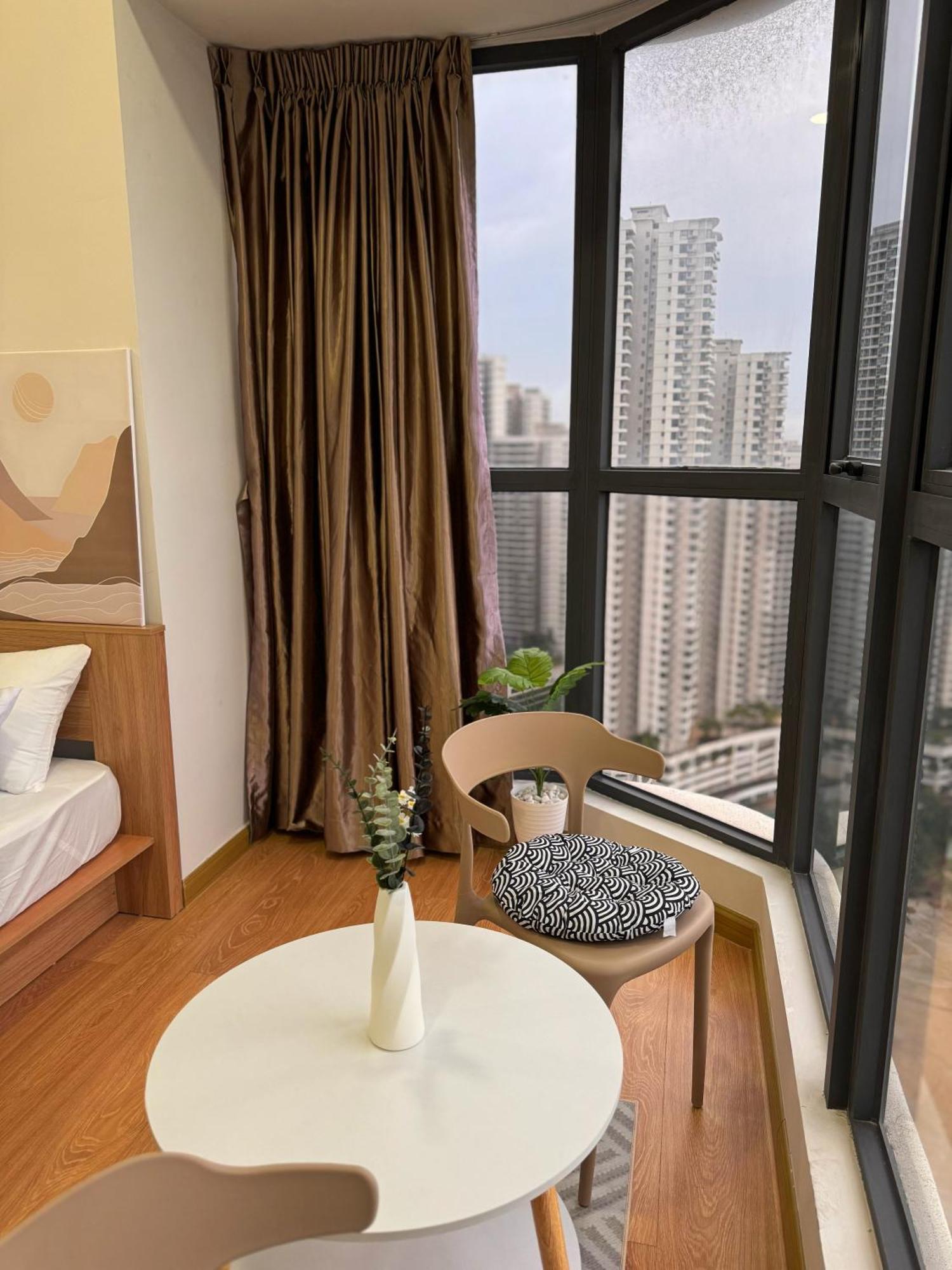 Muji Full Seaview Royal With 2carparks Foc Netflix Access And Youtube Premium 3beds 3bath For 6-12pax By Minshuku Apartment Johor Bahru