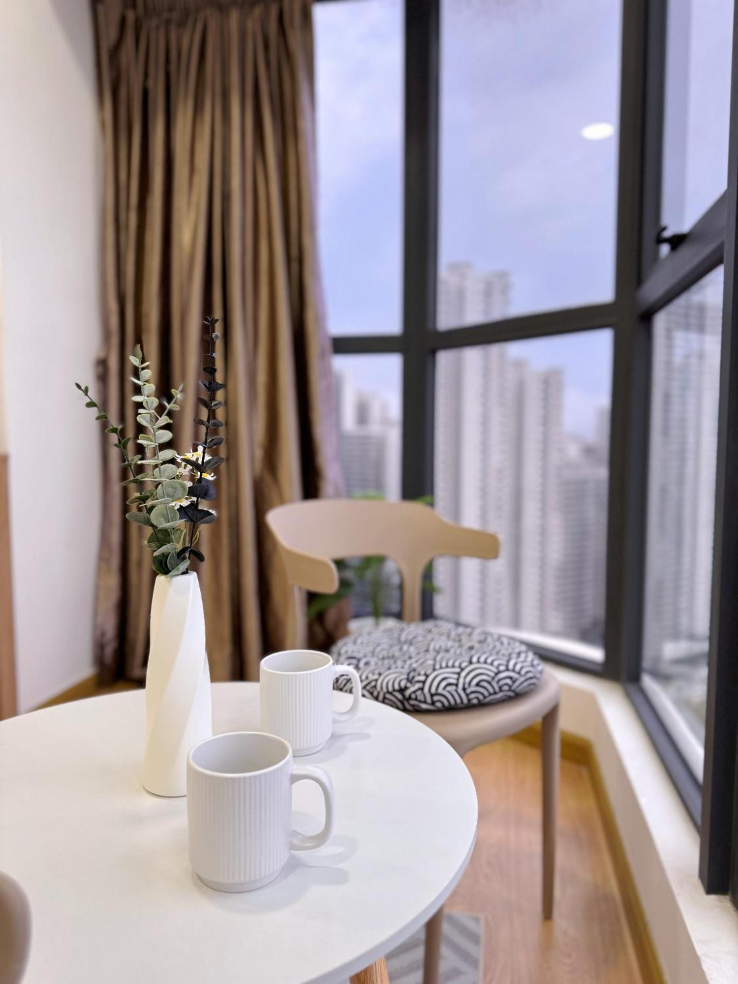 Apartment Muji Full Seaview Royal With 2carparks Foc Netflix Access And Youtube Premium 3beds 3bath For 6-12pax By Minshuku Johor Bahru