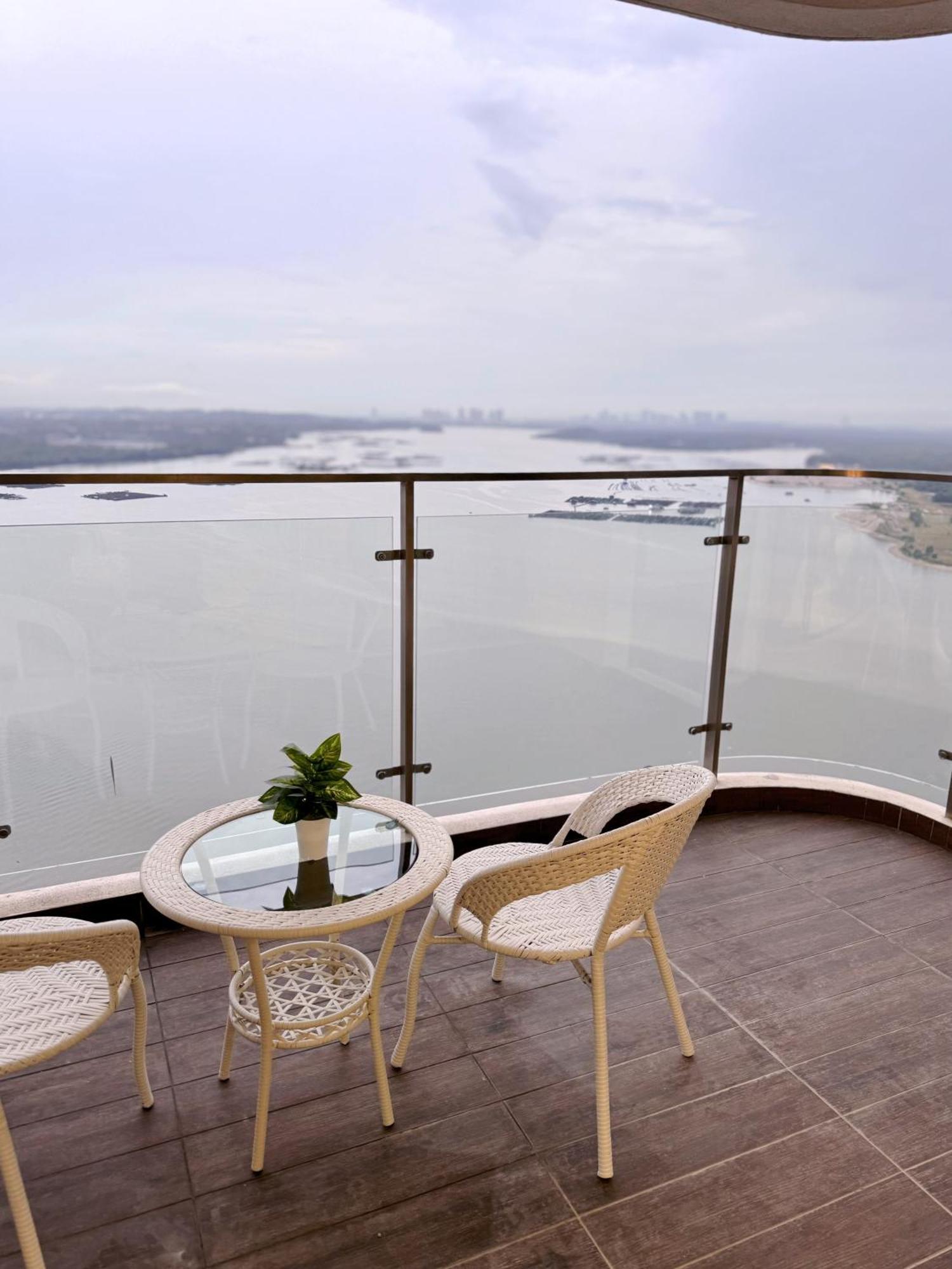 Muji Full Seaview Royal With 2carparks Foc Netflix Access And Youtube Premium 3beds 3bath For 6-12pax By Minshuku *