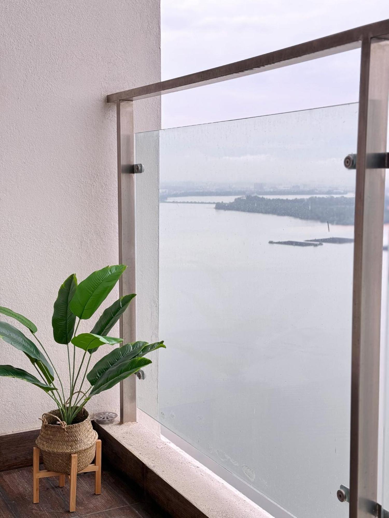 Muji Full Seaview Royal With 2carparks Foc Netflix Access And Youtube Premium 3beds 3bath For 6-12pax By Minshuku Johor Bahru