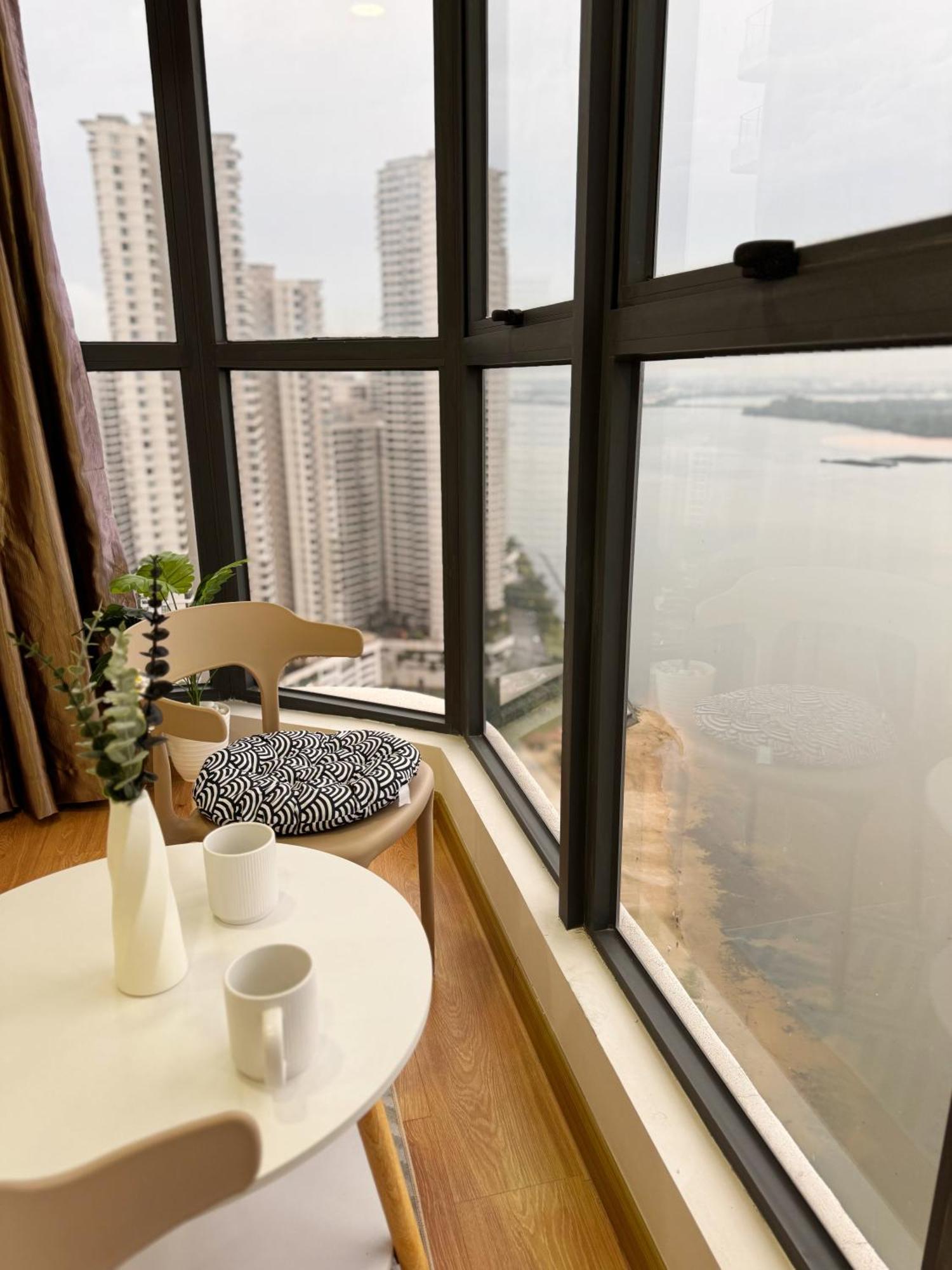 Muji Full Seaview Royal With 2carparks Foc Netflix Access And Youtube Premium 3beds 3bath For 6-12pax By Minshuku * Johor Bahru