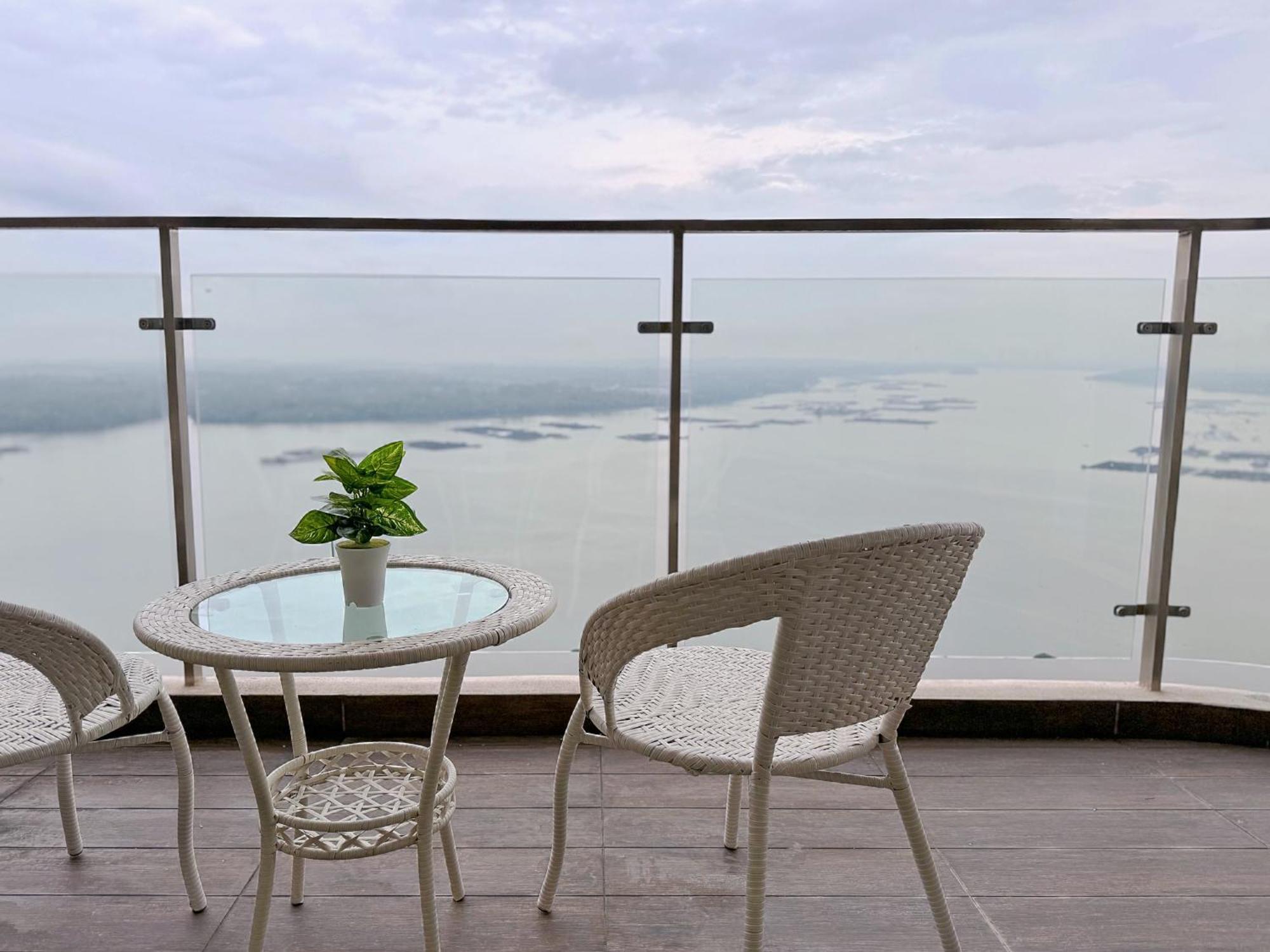 Muji Full Seaview Royal With 2carparks Foc Netflix Access And Youtube Premium 3beds 3bath For 6-12pax By Minshuku Apartment