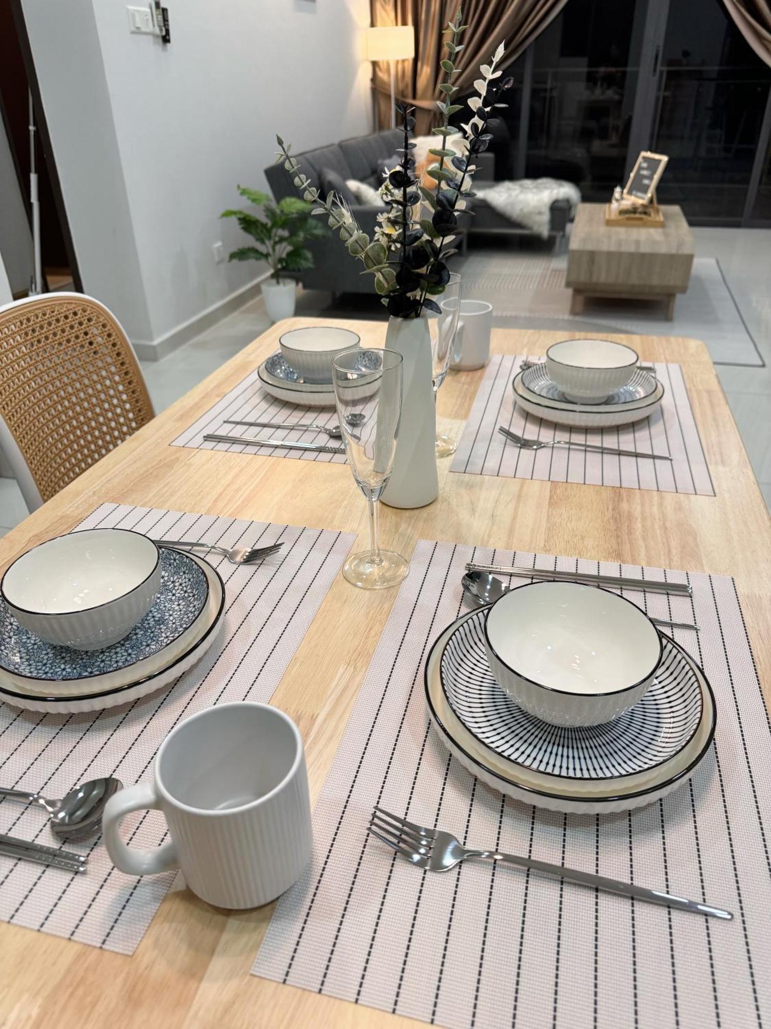 Muji Full Seaview Royal With 2carparks Foc Netflix Access And Youtube Premium 3beds 3bath For 6-12pax By Minshuku Apartment *
