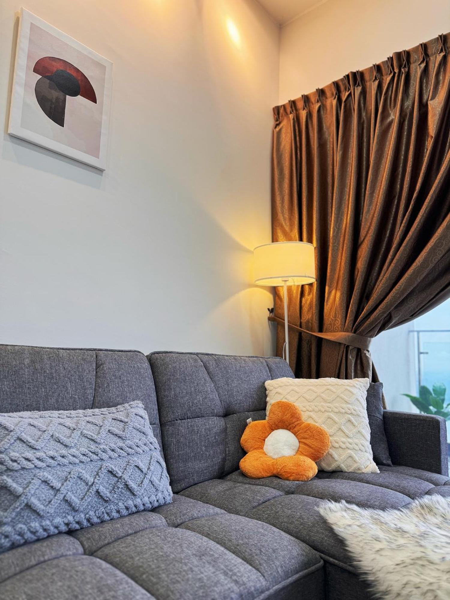 Muji Full Seaview Royal With 2carparks Foc Netflix Access And Youtube Premium 3beds 3bath For 6-12pax By Minshuku Apartment Johor Bahru