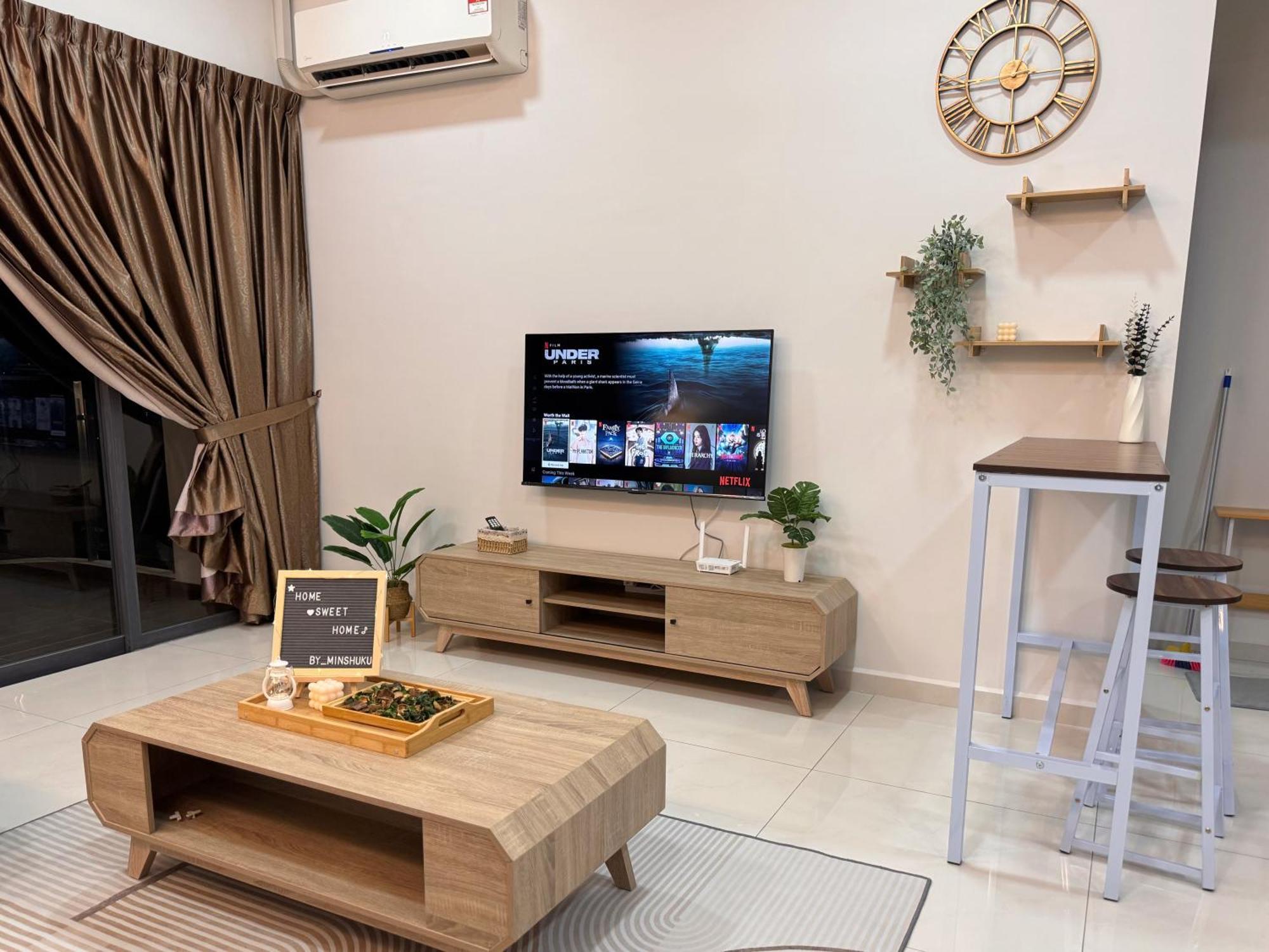 Apartment Muji Full Seaview Royal With 2carparks Foc Netflix Access And Youtube Premium 3beds 3bath For 6-12pax By Minshuku Johor Bahru