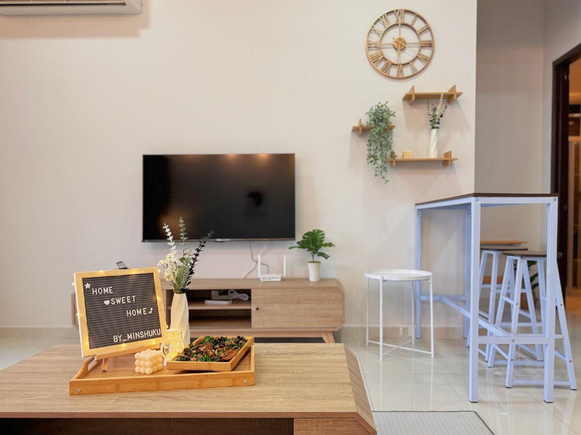 Muji Full Seaview Royal With 2carparks Foc Netflix Access And Youtube Premium 3beds 3bath For 6-12pax By Minshuku Johor Bahru