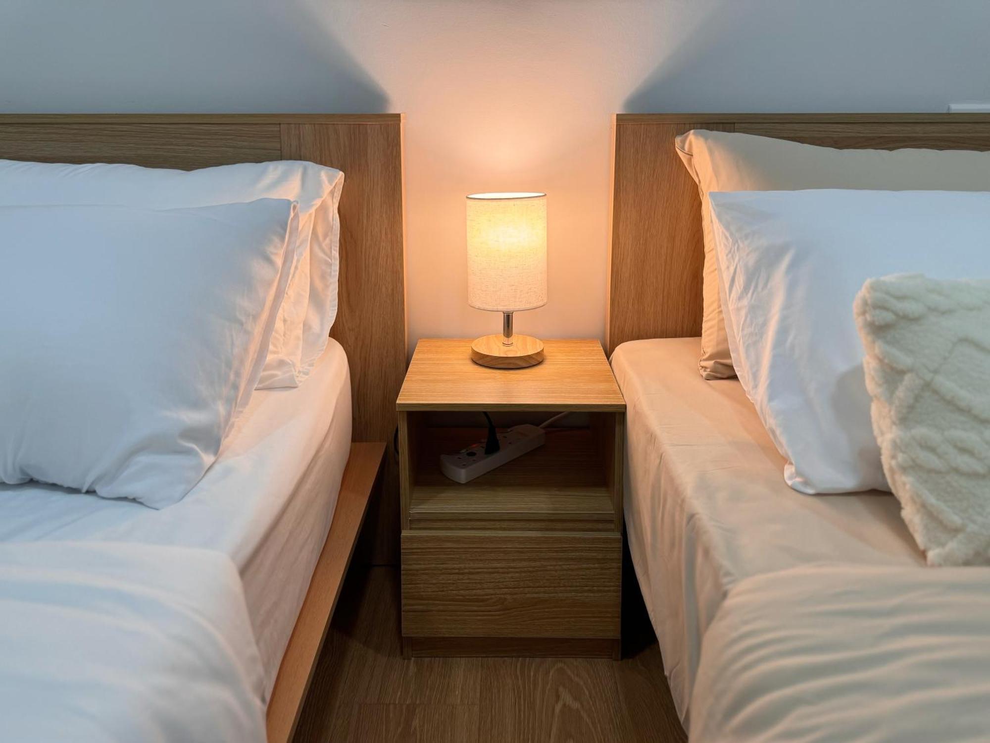 Muji Full Seaview Royal With 2carparks Foc Netflix Access And Youtube Premium 3beds 3bath For 6-12pax By Minshuku * Johor Bahru