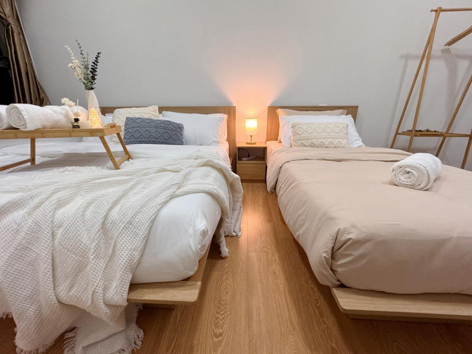 Muji Full Seaview Royal With 2carparks Foc Netflix Access And Youtube Premium 3beds 3bath For 6-12pax By Minshuku * Johor Bahru