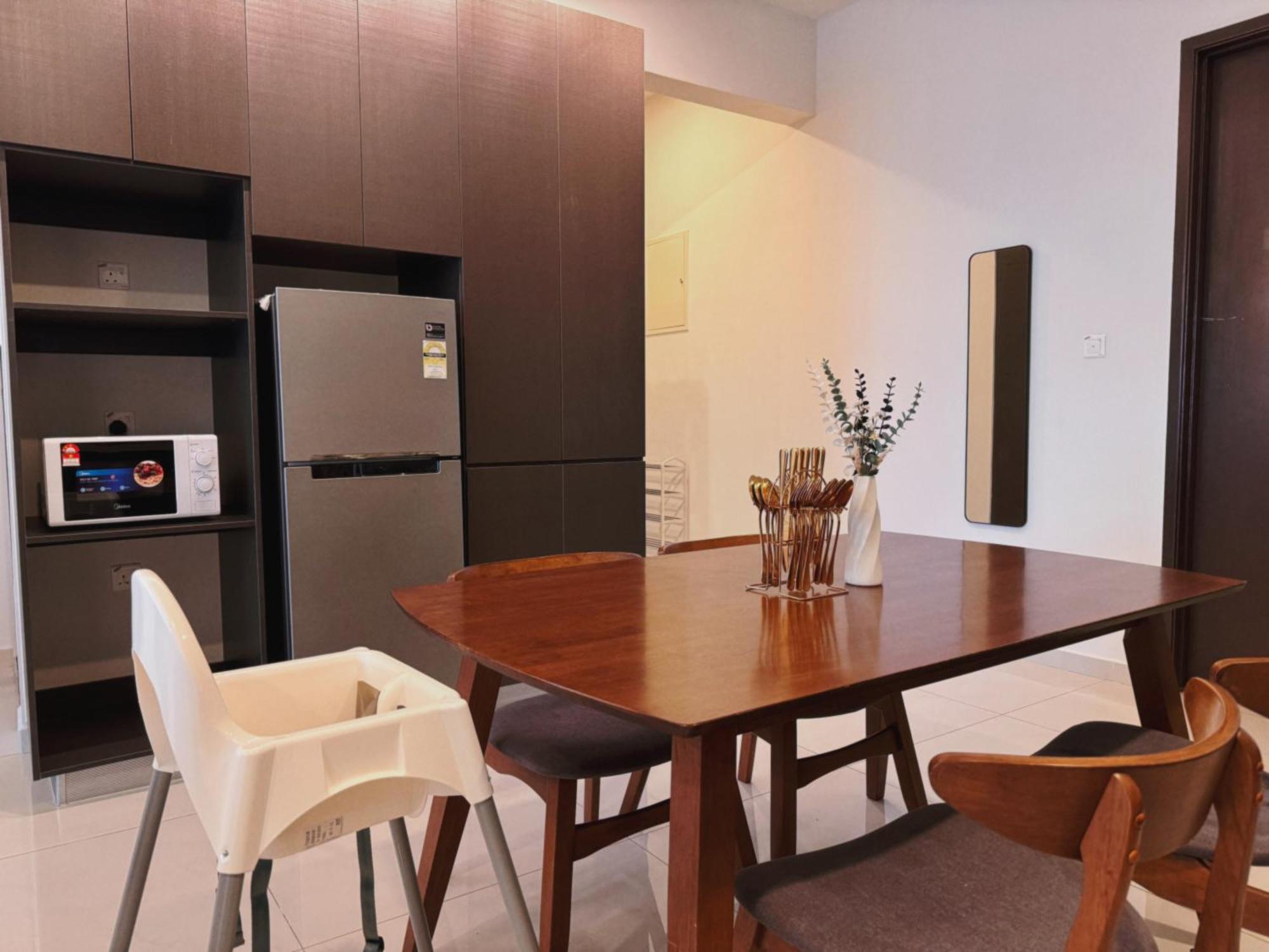 Muji Full Seaview Royal With 2carparks Foc Netflix Access And Youtube Premium 3beds 3bath For 6-12pax By Minshuku * Johor Bahru