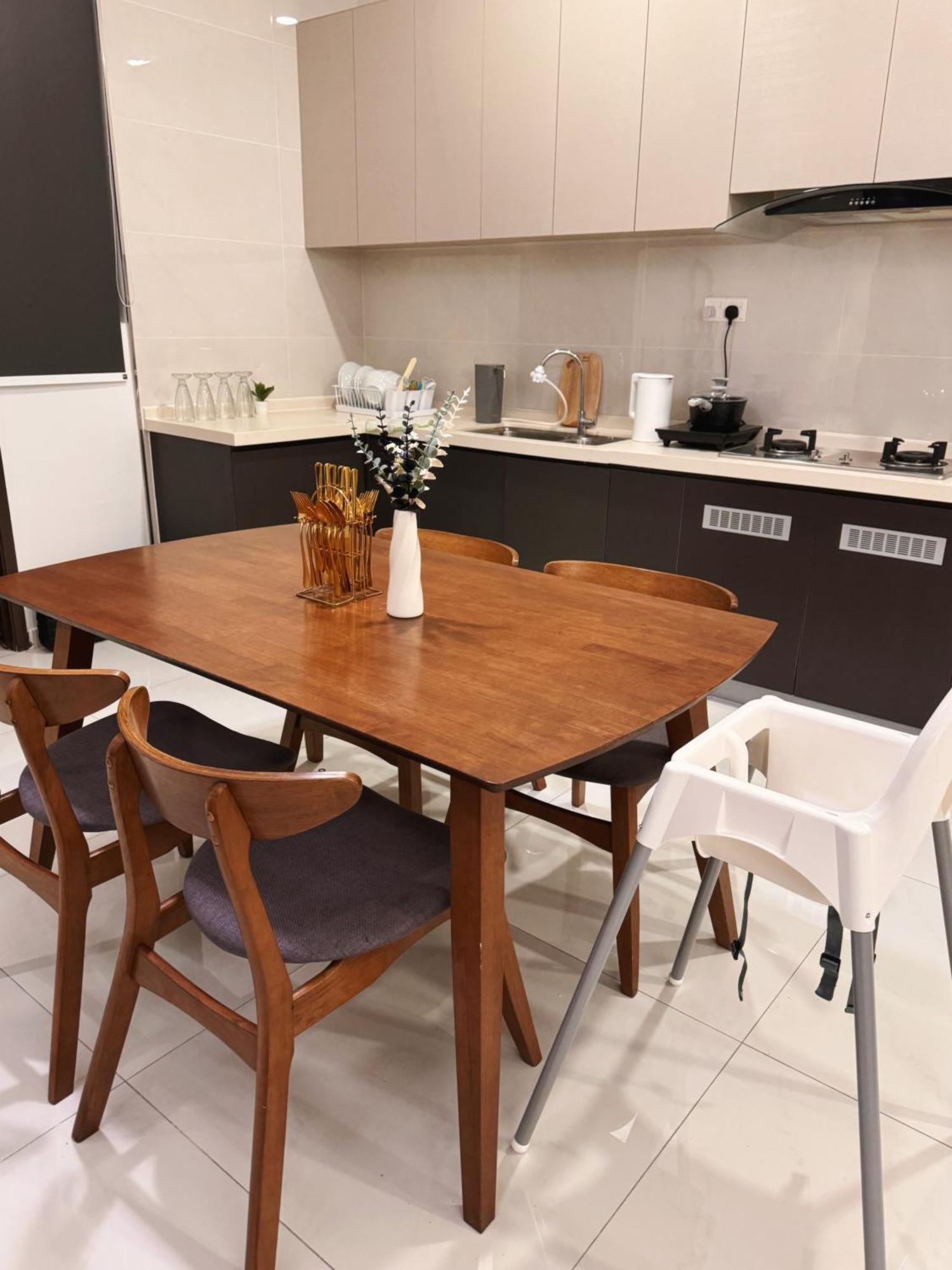 Muji Full Seaview Royal With 2carparks Foc Netflix Access And Youtube Premium 3beds 3bath For 6-12pax By Minshuku