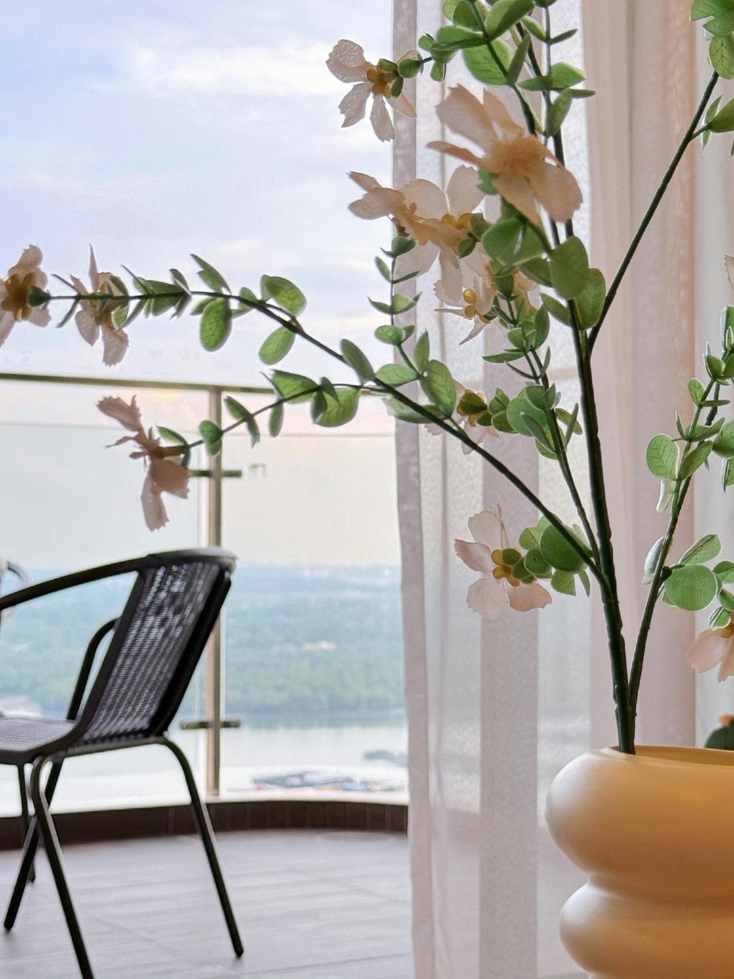 Muji Full Seaview Royal With 2carparks Foc Netflix Access And Youtube Premium 3beds 3bath For 6-12pax By Minshuku