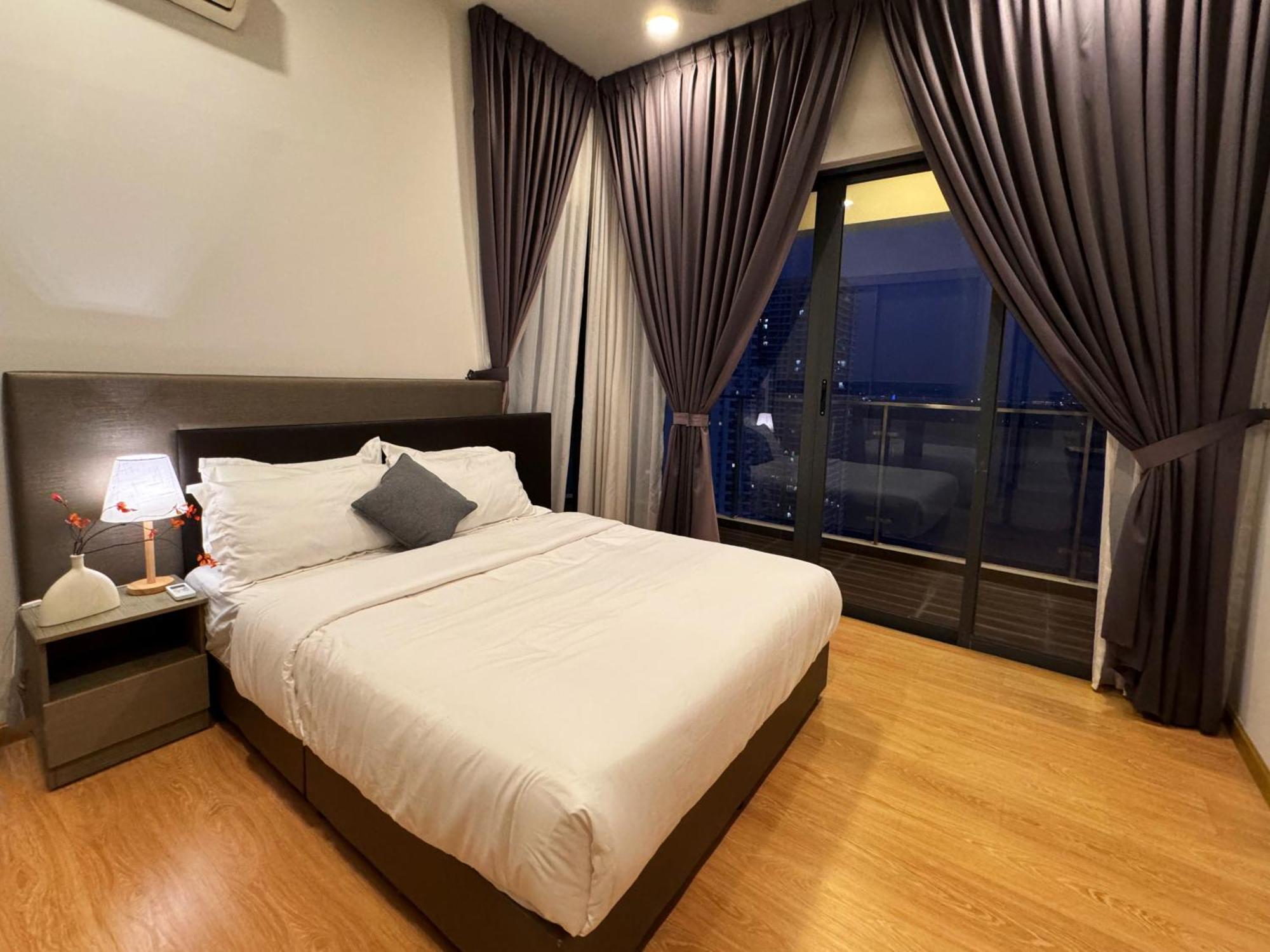 Muji Full Seaview Royal With 2carparks Foc Netflix Access And Youtube Premium 3beds 3bath For 6-12pax By Minshuku Apartment Johor Bahru